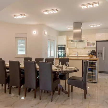 In Kod Sibenika * Dubrava (Sibenik-Knin)